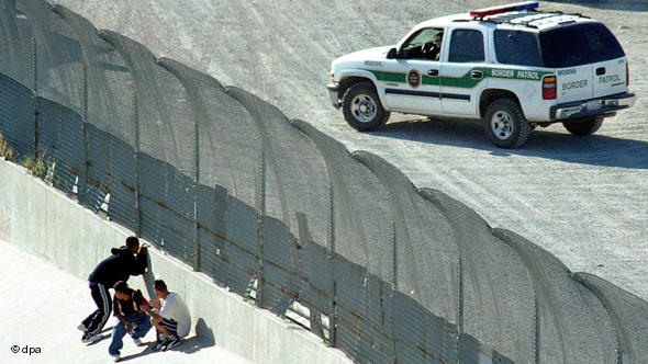 Imigrantes no muro do México