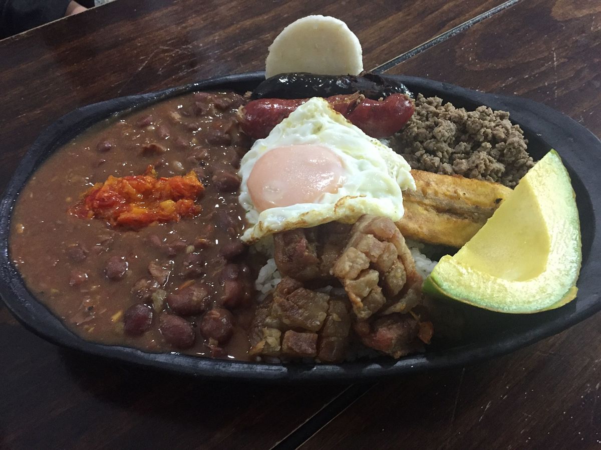 comidas tipicas da Colômbia - Bandeja Paisa