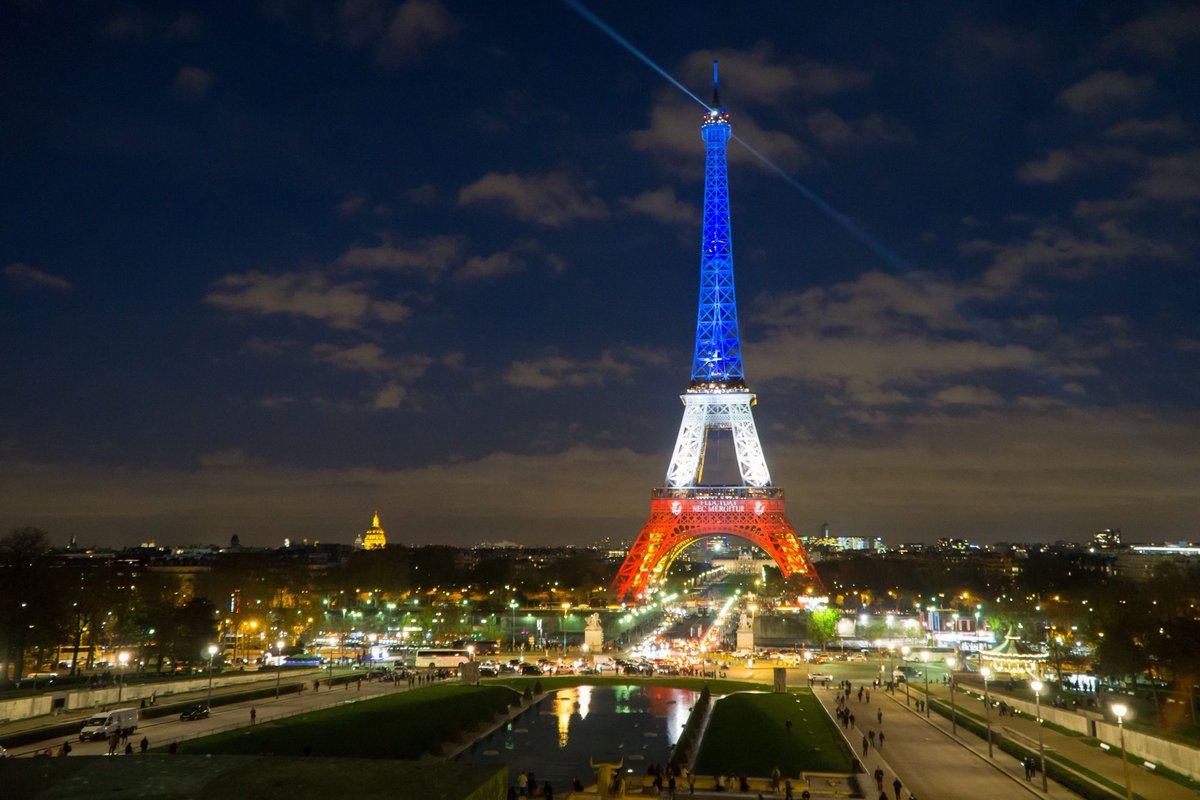 Paris united. Эйфелева башня (la Tour Eiffel). Город Париж в США. Достопримечательности США И Париж. Eiffel Tower from below.