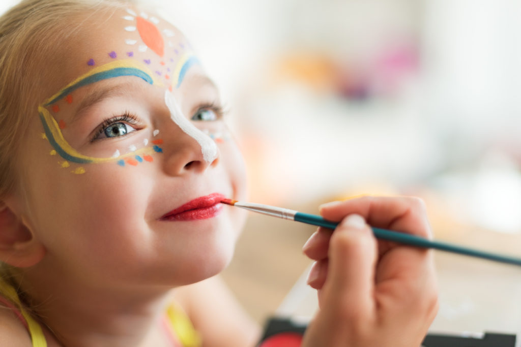 Oficina de pintura facial e maquiagem de carnaval para crianças