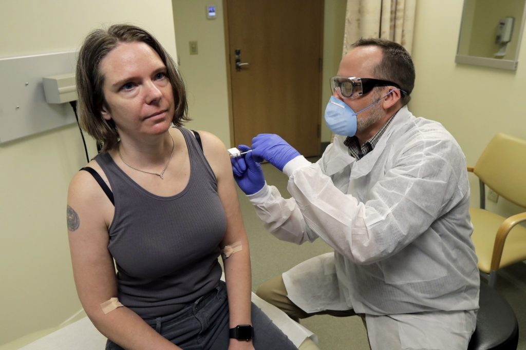 Jennifer Haller, primeira pessoa a receber uma dose da vacina contra coronavírus nos EUA 