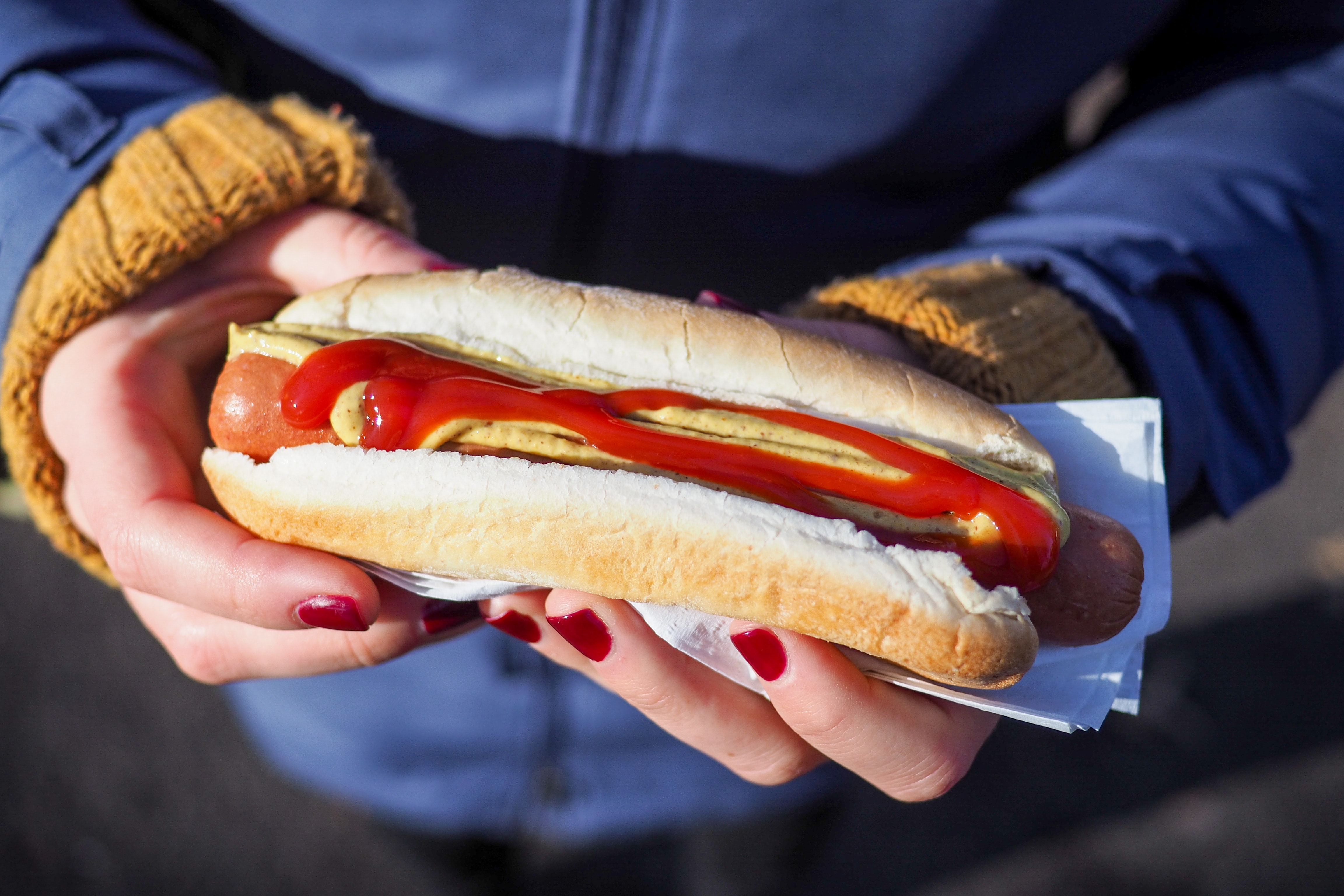 Você perde tempo de vida toda vez que come salsicha ou toma refrigerante – saiba quanto