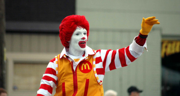 A história do homem que fraudou promoção do McDonald's durante 12 anos e lucrou 24 milhões de dólares