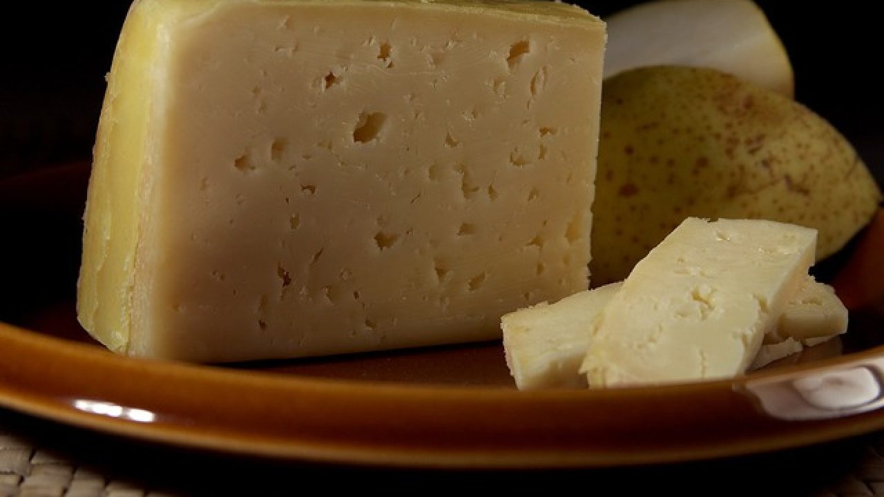 Можно есть просроченный сыр. Сыр. Сыр картинка. Сыр Тильзит. Сыр Тильзитер Россия.
