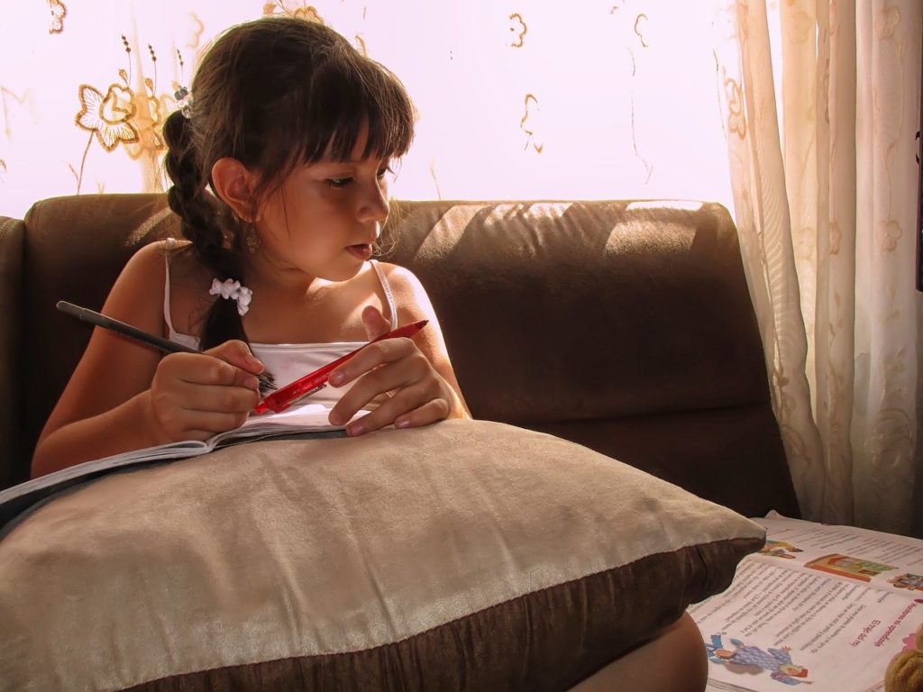 Unicef lança podcast ajuda crianças a continuar aprendendo em casa
