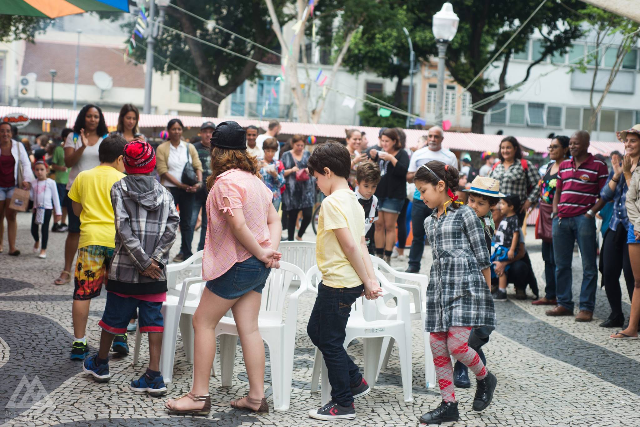 10 Brincadeiras De Festa Junina Para Fazer Em Casa Dança Das Cadeiras Escola Educação 1480