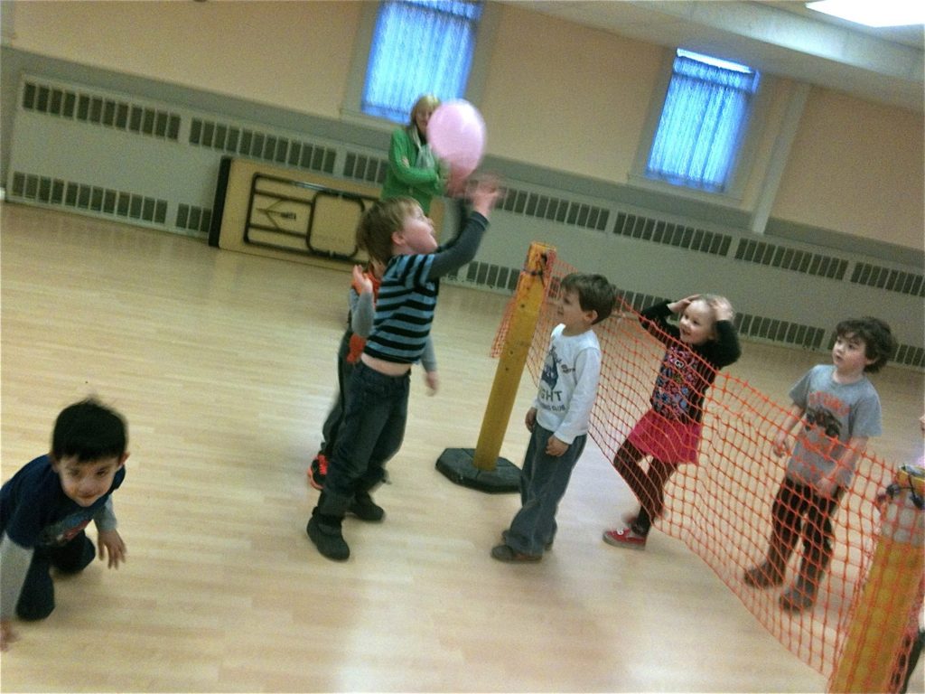 Brincadeira infantil vôlei de balão