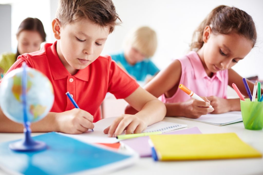 Criança estudando