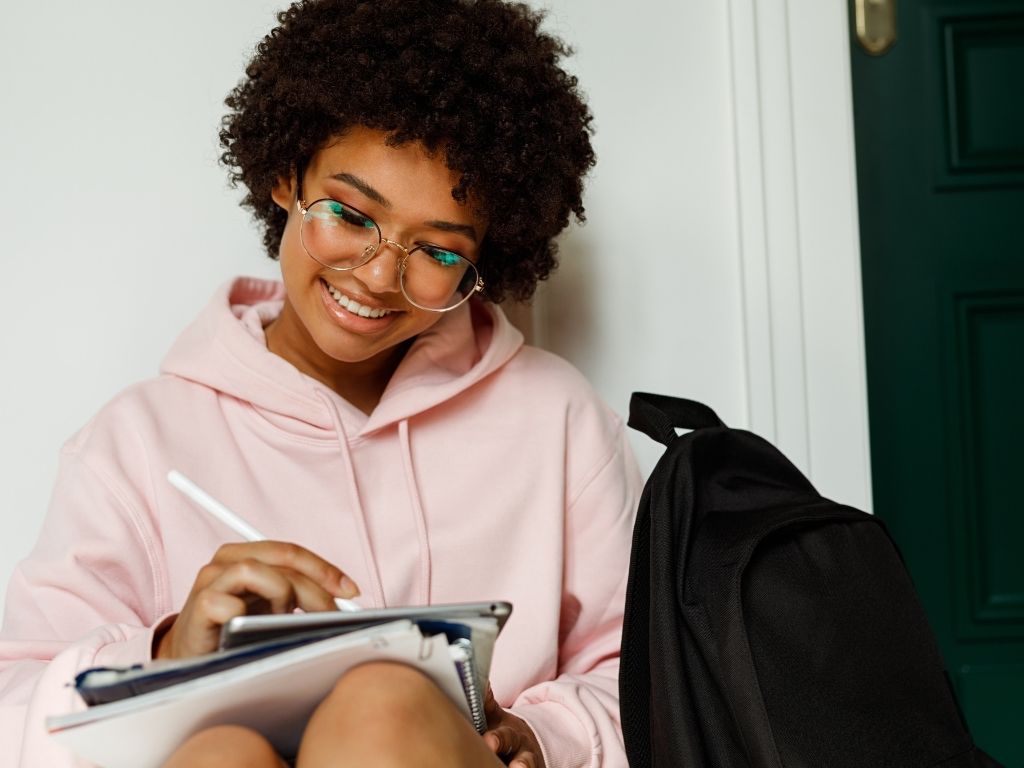 Universidade abre 400 vagas em curso gratuito para estudantes com mais de 45 anos