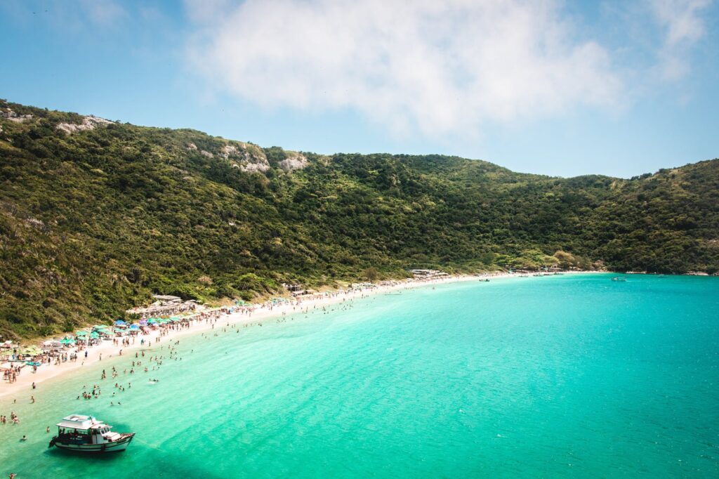 Confira o que determina comprar uma viagem para uma praia chique.