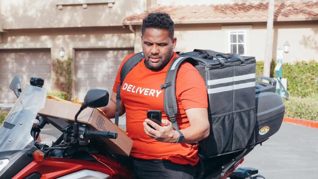 IFood vai disponibilizar vale gasolina de até R$ 150 aos motoristas.