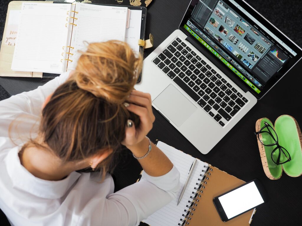 Sinais de Excesso de Trabalho: Saiba quando é hora de descansar e evite síndrome de Burnout.