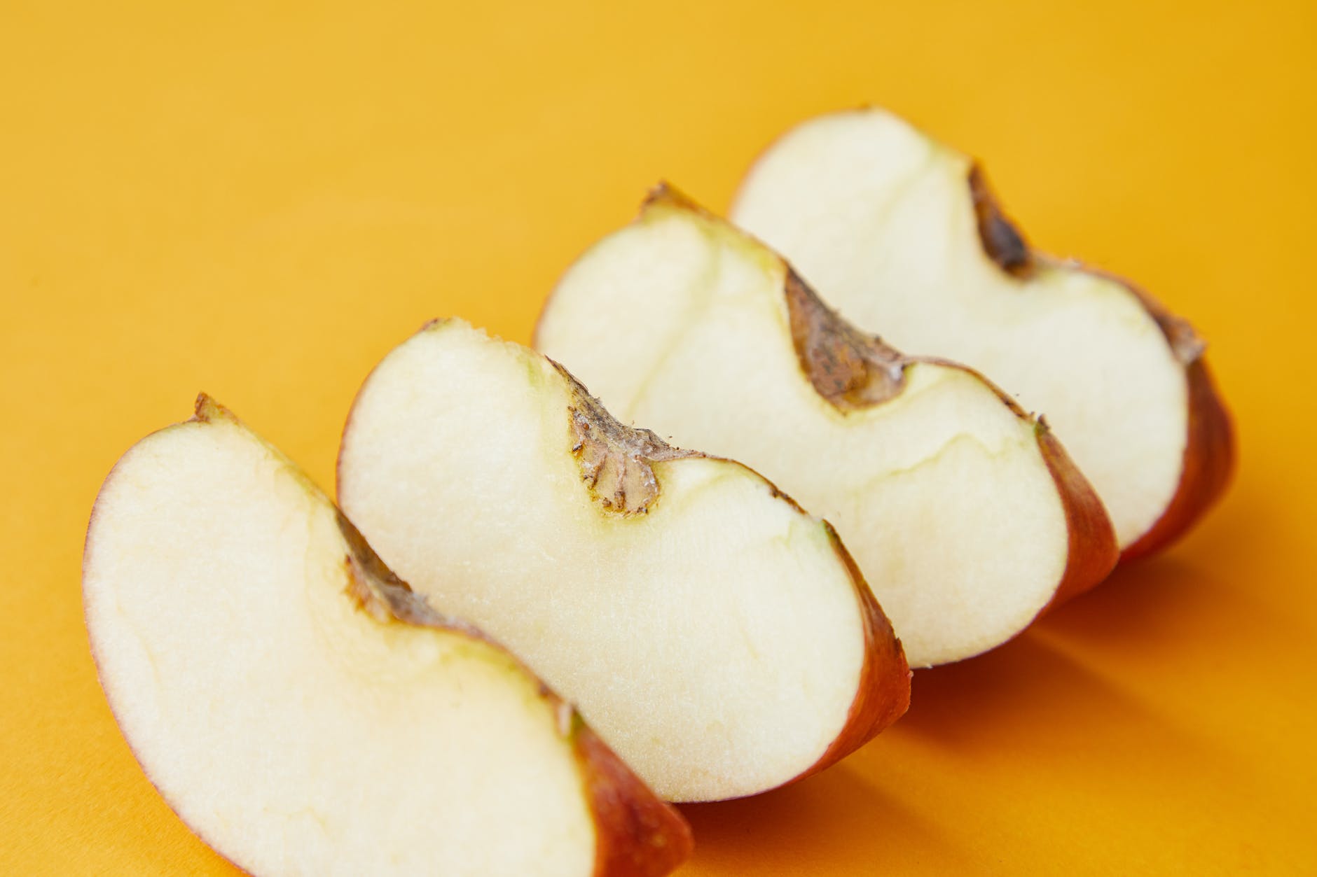 Aprenda a conservar maçãs fatiadas sem usar limão.