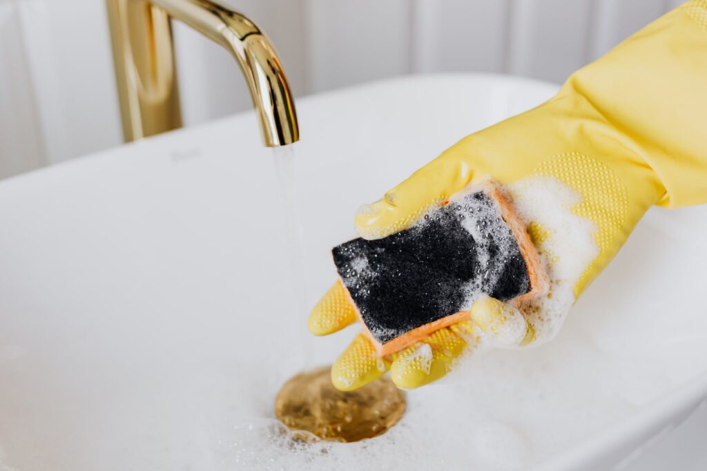 Aprenda a fazer detergente líquido em casa e economize.