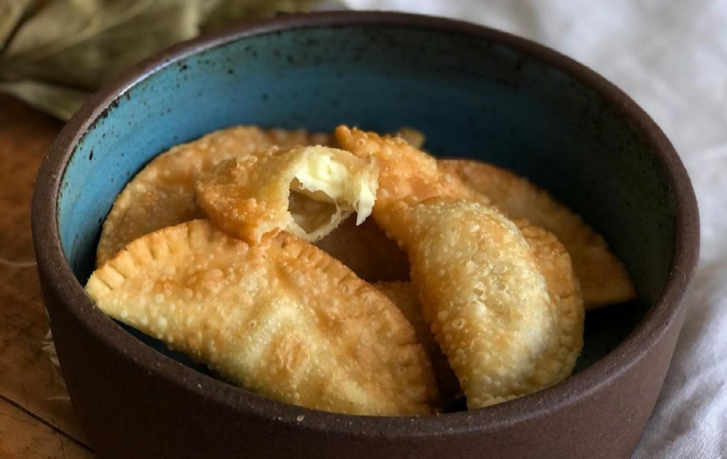 Confira essa incrível receita de pastel com apenas 3 ingredientes