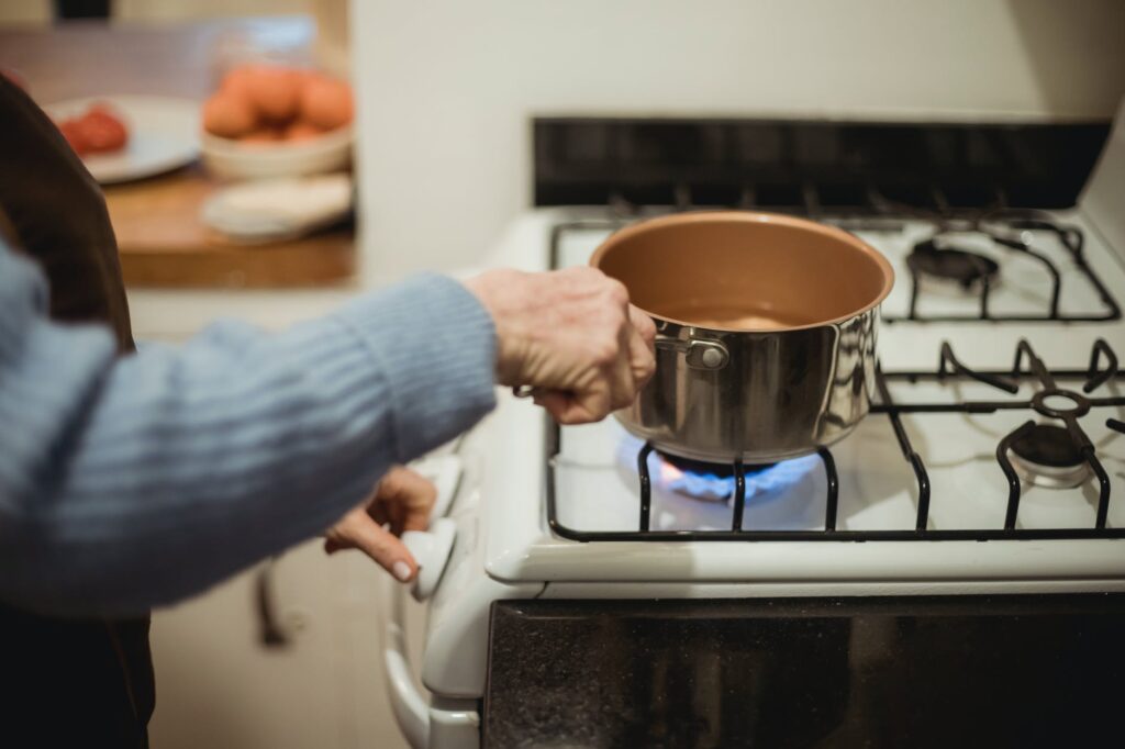 Receita com 2 ingredientes para limpar fogão.