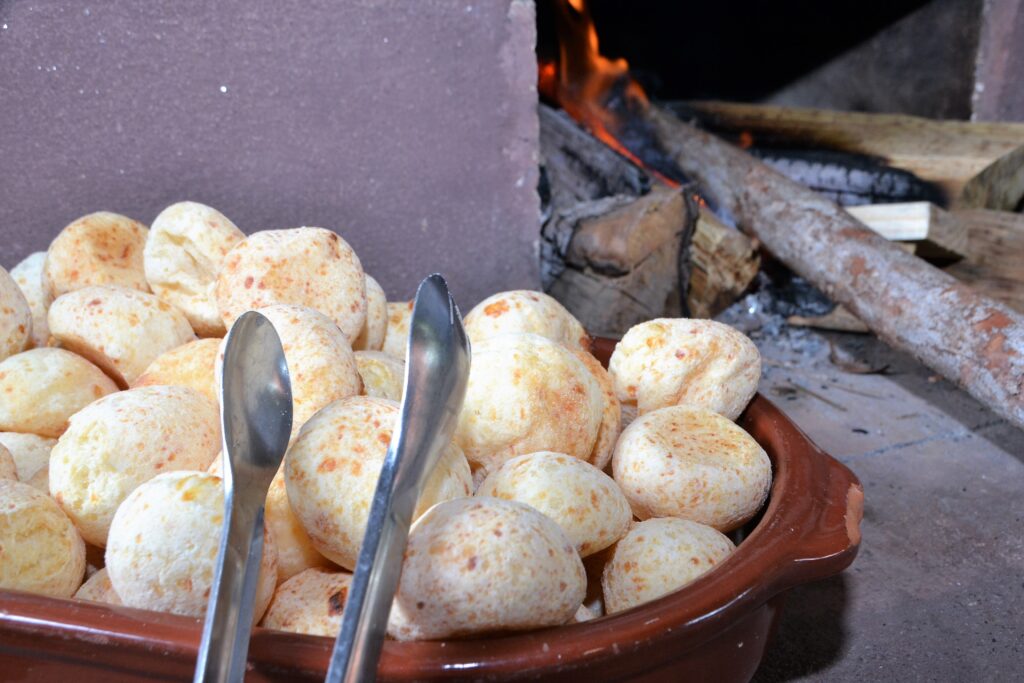 Aprenda um truque simples para deixar o pão de queijo fresquinho de novo