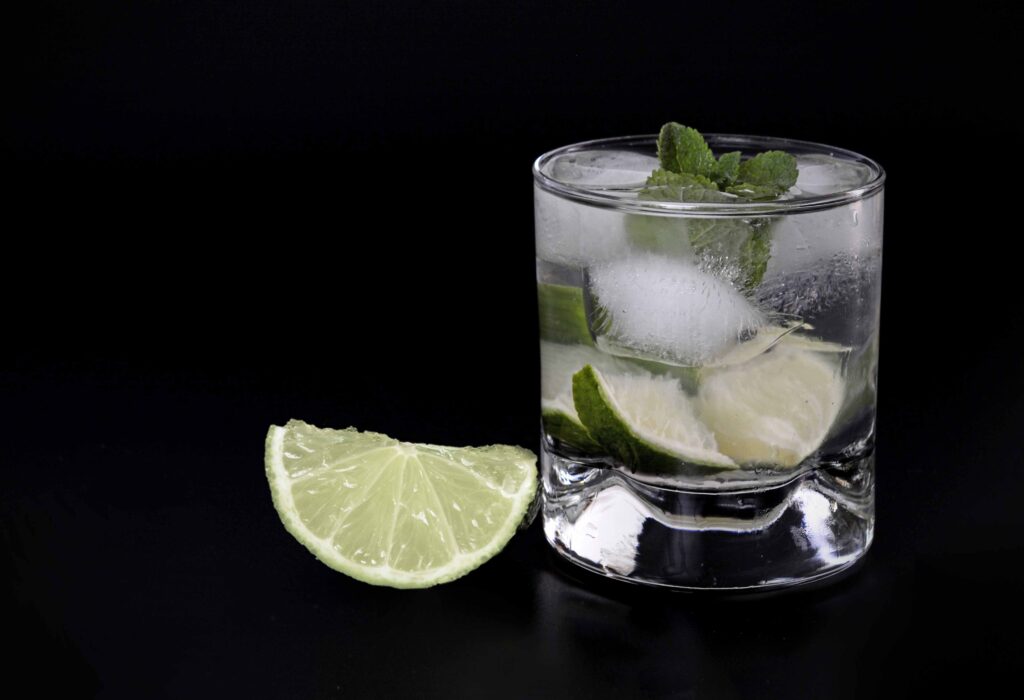 Conheça a caipirinha coffee: drink saboroso e super prático de fazer. Confira!