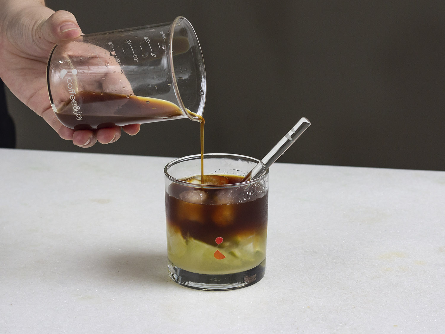 Conheça a caipirinha coffee: drink saboroso e super prático de fazer