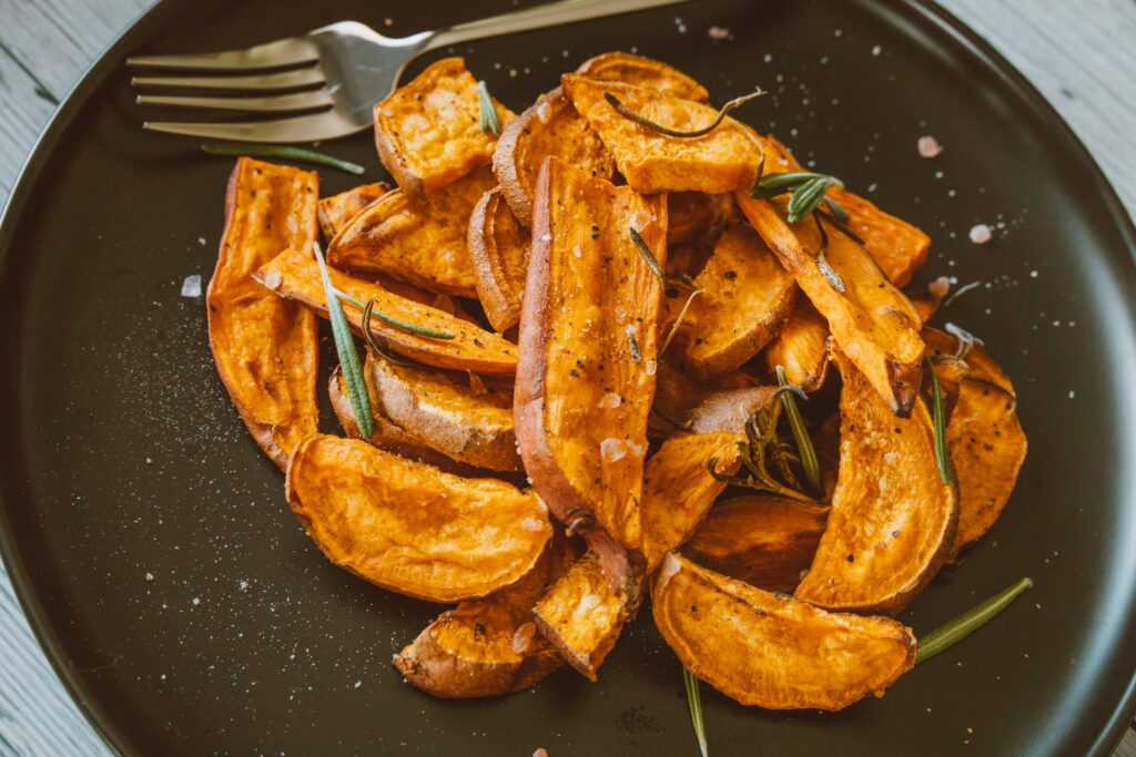 Chips de batata doce no forno: Gostoso, prático e saudável.