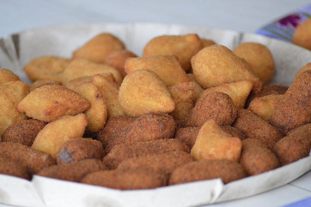 Veja aqui como fazer e vender salgadinho de festa frito.
