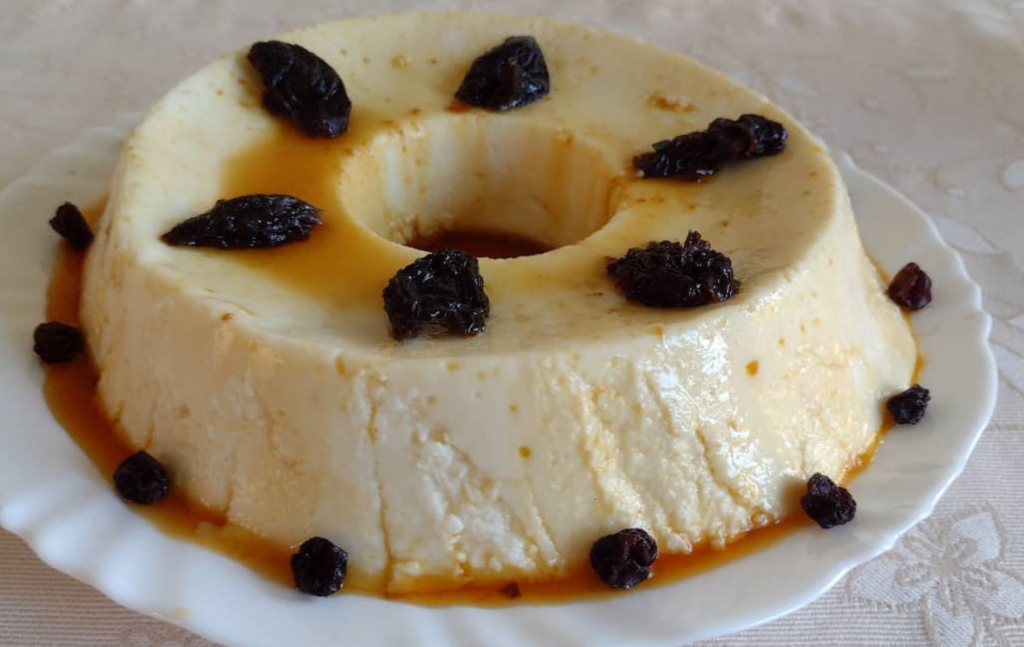 Manjar de coco com calda de ameixa: aprenda a preparar essa sobremesa deliciosa!