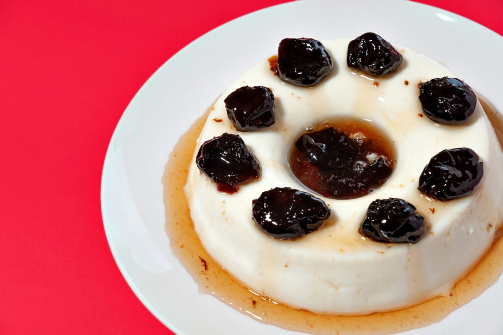 Manjar de coco com calda de ameixa: aprenda a preparar essa sobremesa deliciosa