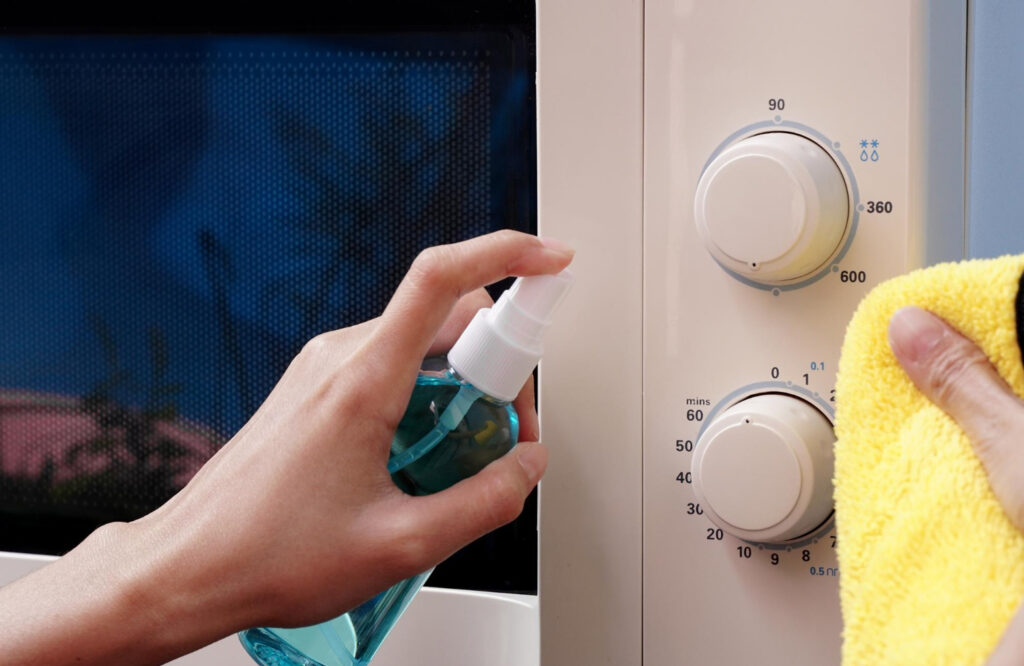 Limpando micro-ondas: Saiba agora se você está limpando o seu eletrodoméstico de forma adequada