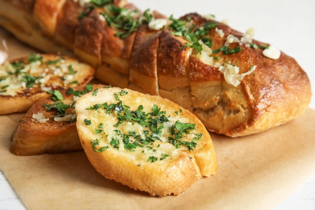 Pão de alho: Aprenda essa receita super fácil e incremente o seu churrasco de domingo