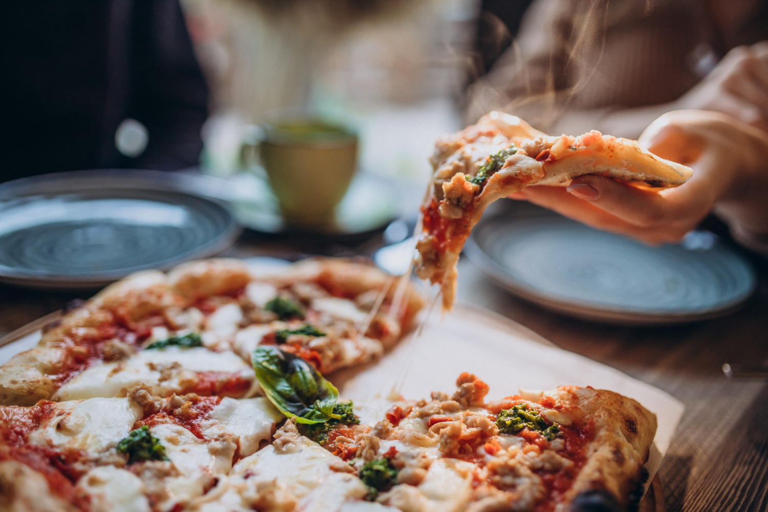 Aprenda essa receita super prática de pizza de liquidificador e fature uma grana extra no fim do mês