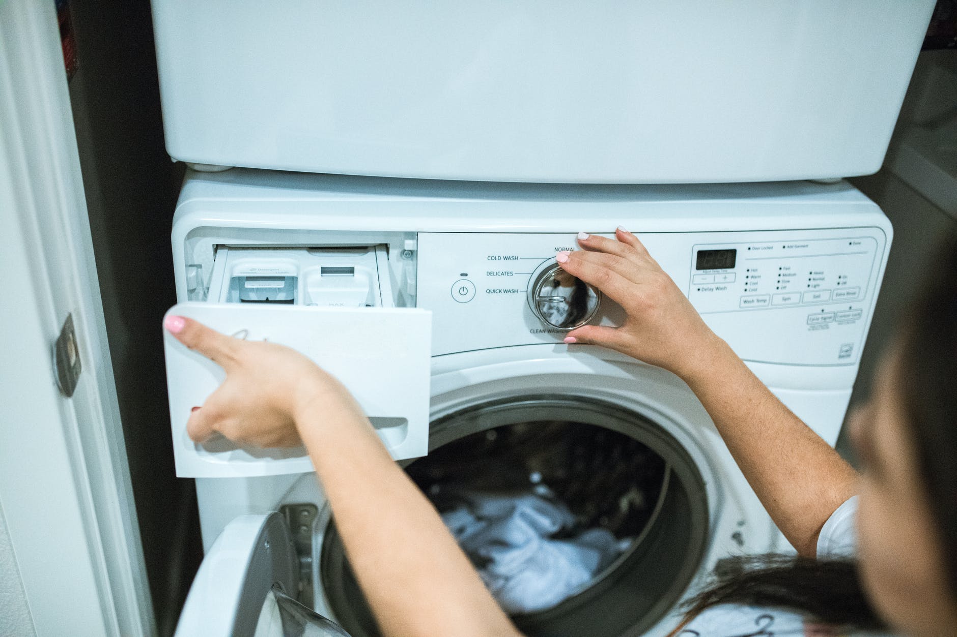 Saiba como reaproveitar a água da máquina de lavar roupas