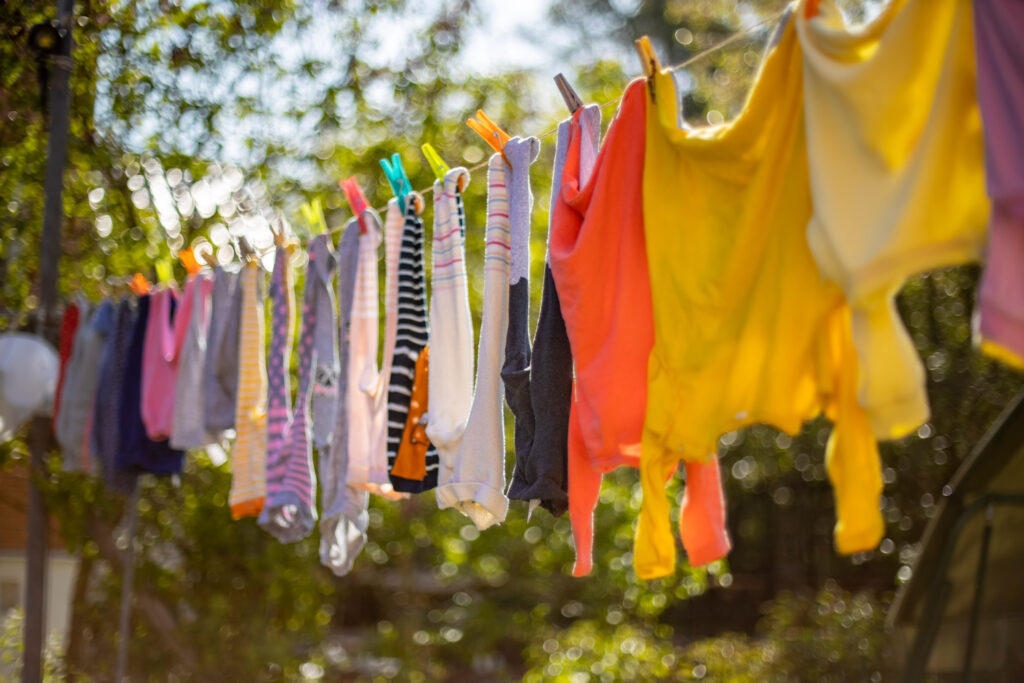 Aprenda a forma correta de estender suas roupas no varal