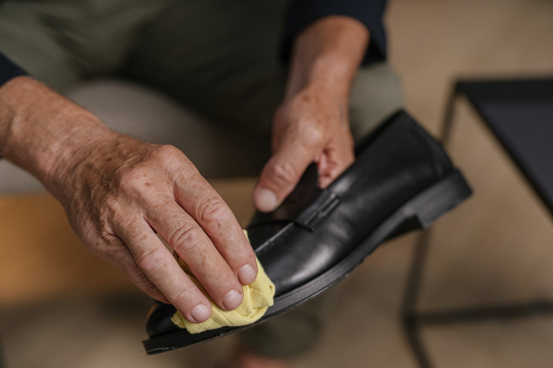 Conserve seus calçados com essas dicas de limpeza.