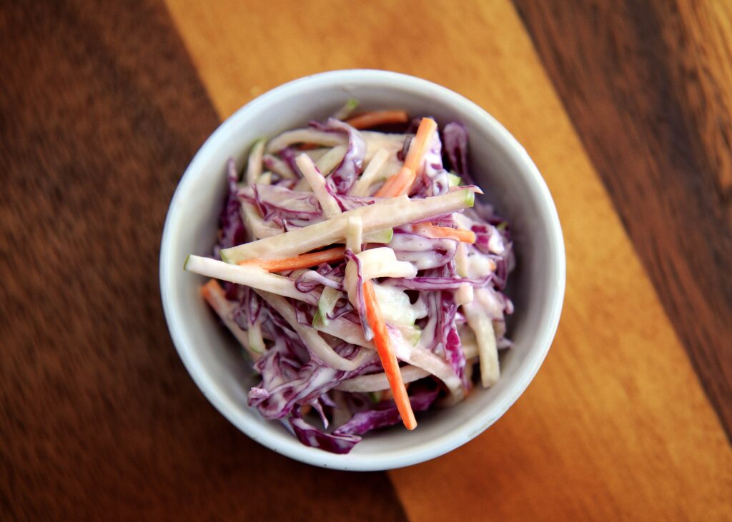 Salada de repolho: aprenda como preparar de forma rápida e prática. Confira!
