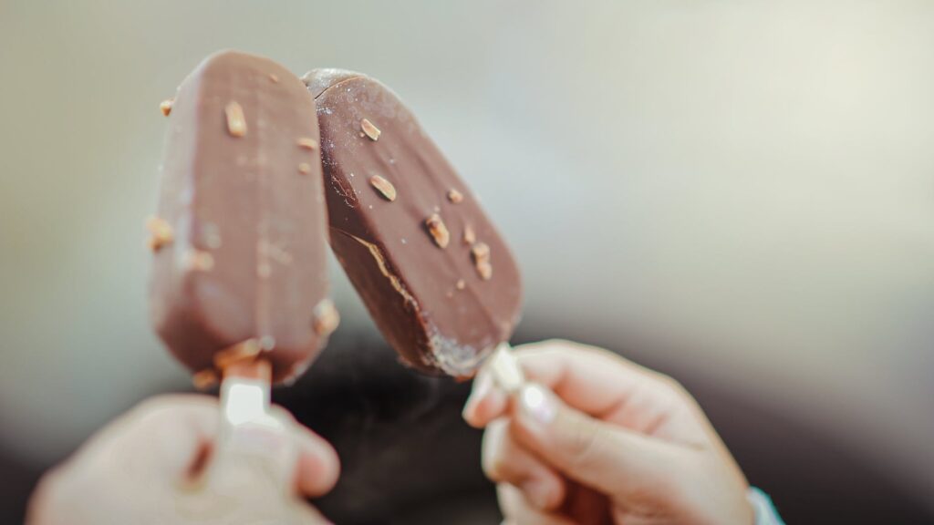 Aprenda a fazer um delicioso picolé caseiro usando leite em pó e chocolate. Confira!