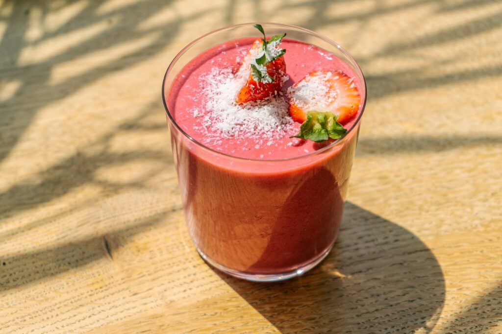 Aprenda a fazer um delicioso mousse usando iogurte e geleia de morango. Confira!