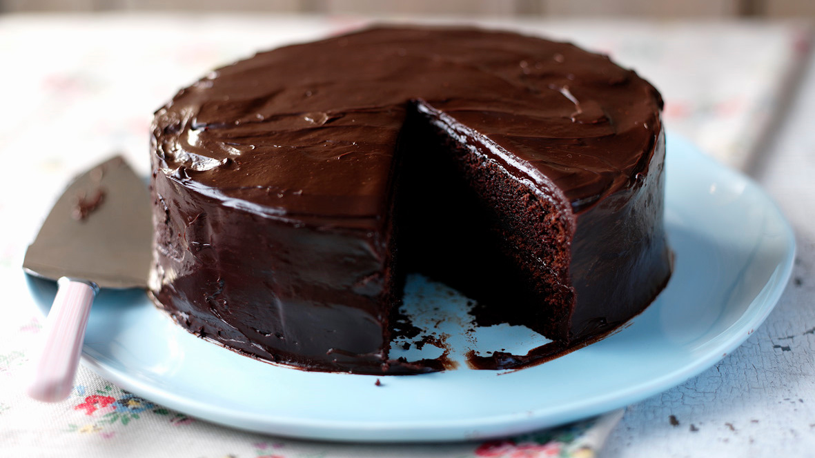Veja como preparar um saboroso bolo de chocolate de micro-ondas com calda