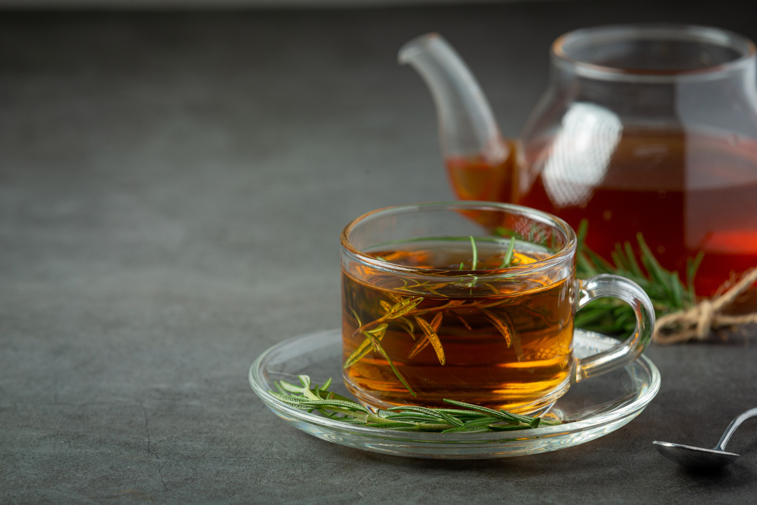 Confira 7 benefícios do chá de alecrim e como preparar