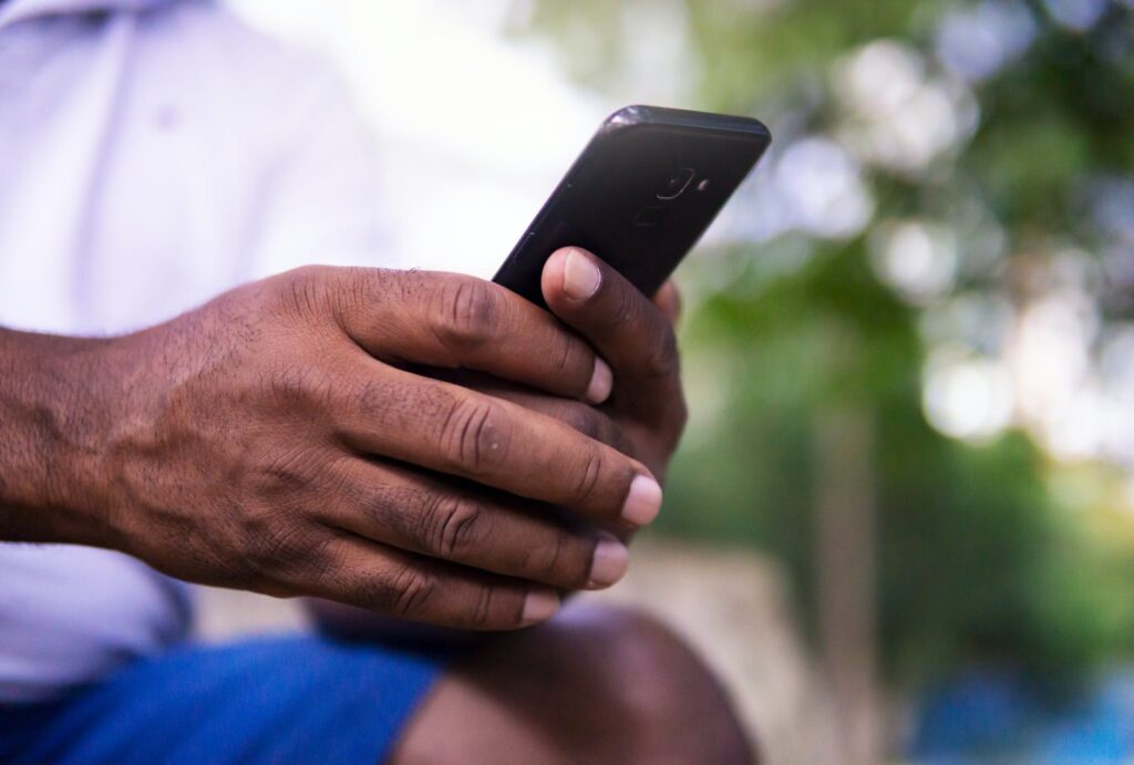 Desligar a rede do celular para evitar espionagem.