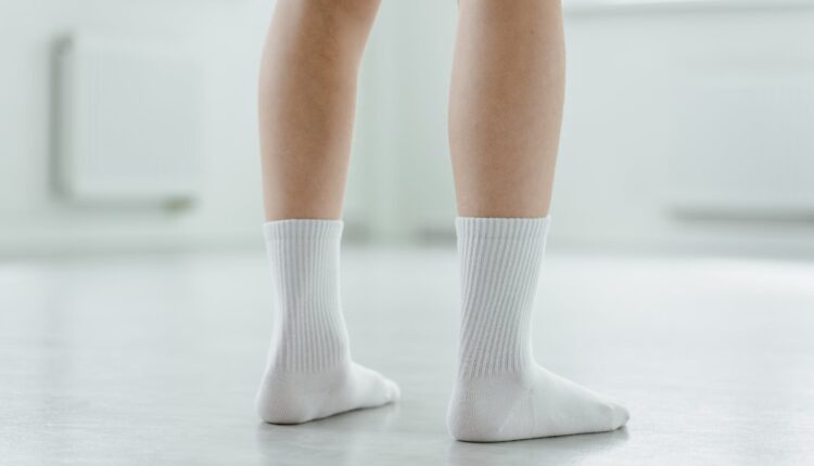 5 soluções caseiras que renovam suas meias encardidas de maneira fácil