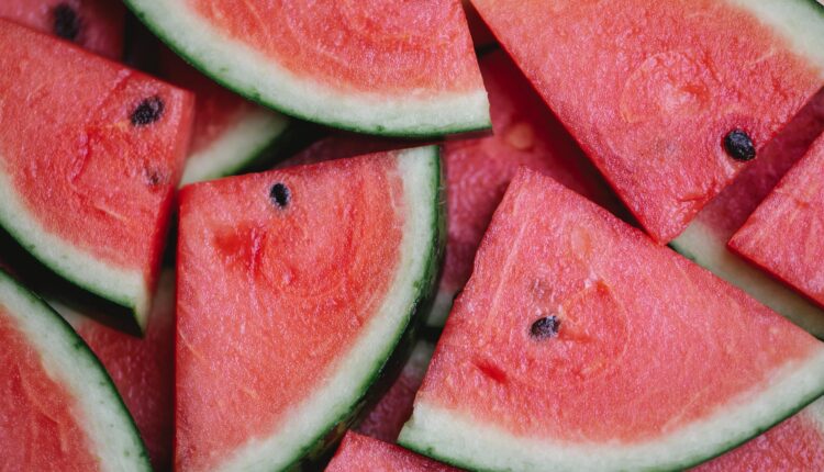 Você sabe como escolher melancia? Veja 5 dicas para saber quando essa fruta está madura