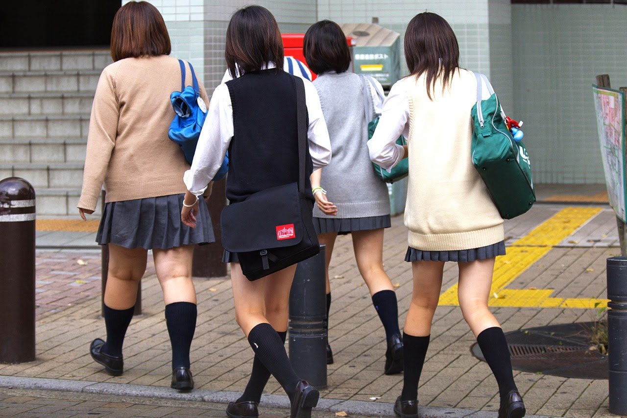 Críticas à regra de verificar a cor dos sutiãs de alunas das escolas japonesas