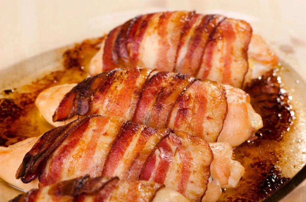 Filé de frango enroladinho com bacon: Confira receita ideal para petiscar