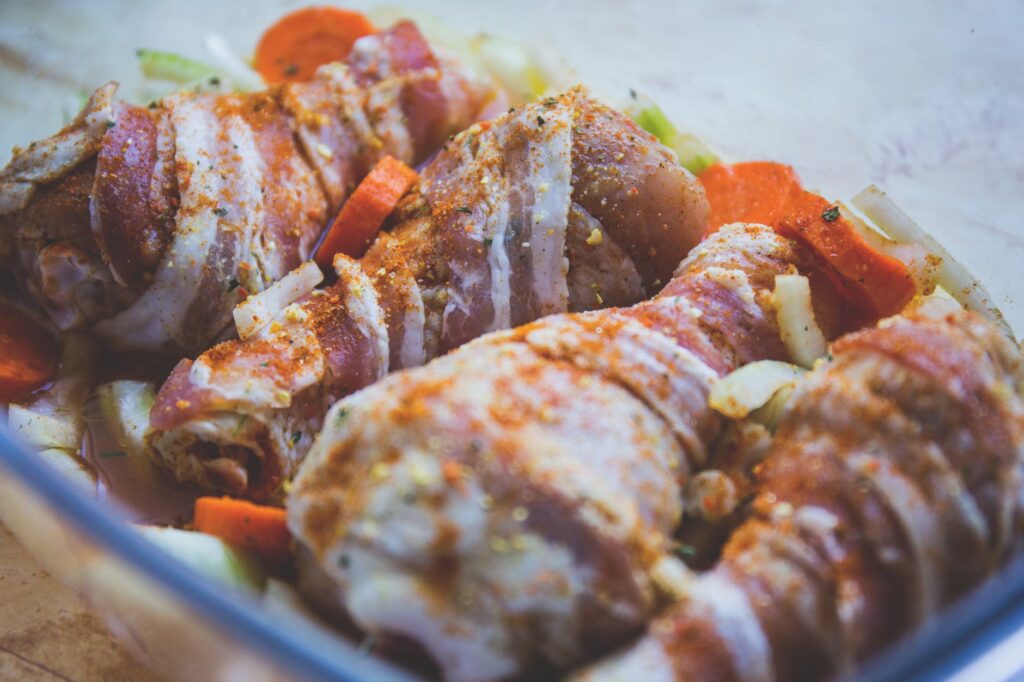 Filé de frango enroladinho com bacon: confira receita ideal para petiscar.