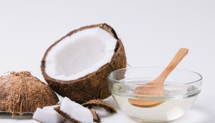 Óleo de coco: Confira suas formas de uso, benefícios e preparo