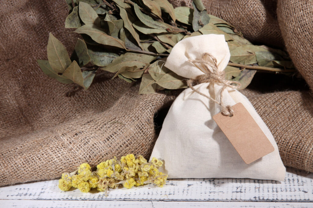 Aprenda a fazer sachês perfumados e deixe suas gavetas perfumadas