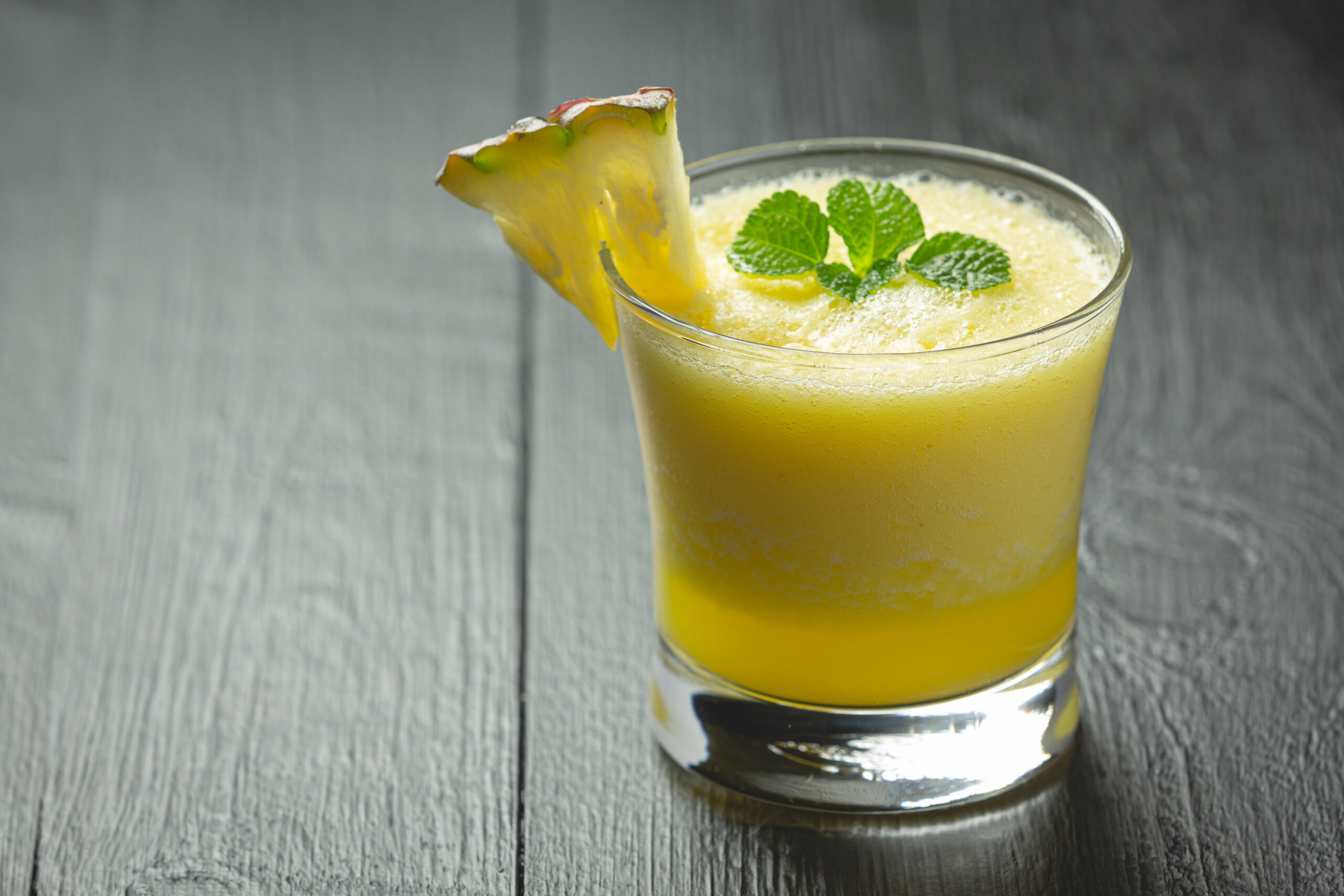 Combinação refrescante e nutritiva: Saiba o que o suco de abacaxi com limão pode fazer pela sua saúde