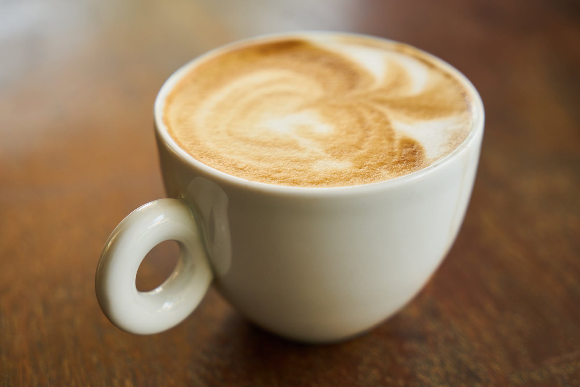 Aprenda a deliciosa receita de cappuccino de cacau, banana e hortelã
