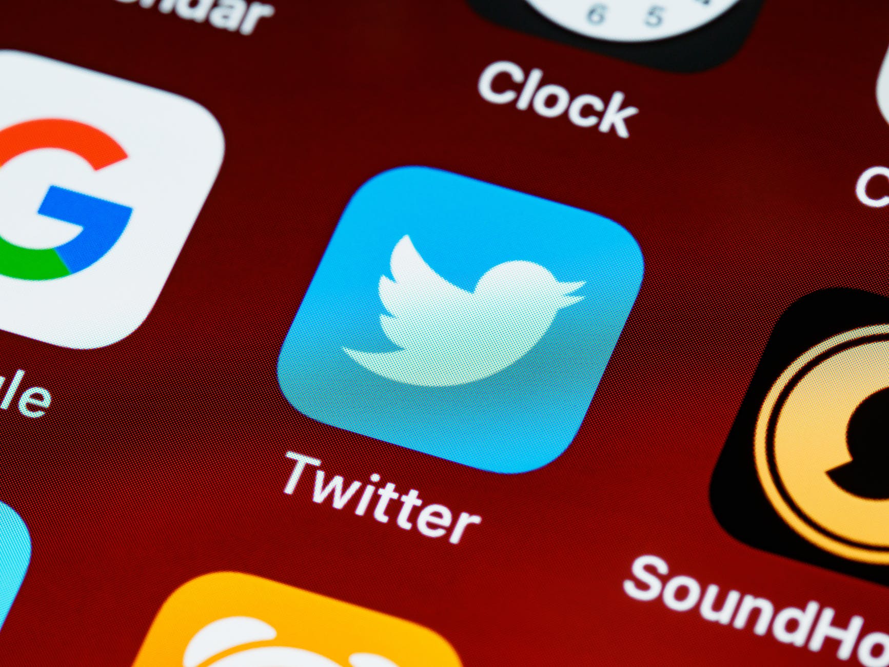 Guerra entre Rússia e Ucrânia também acontece pelas redes sociais e Twitter decide devolver contas que rastreava militares da Rússia