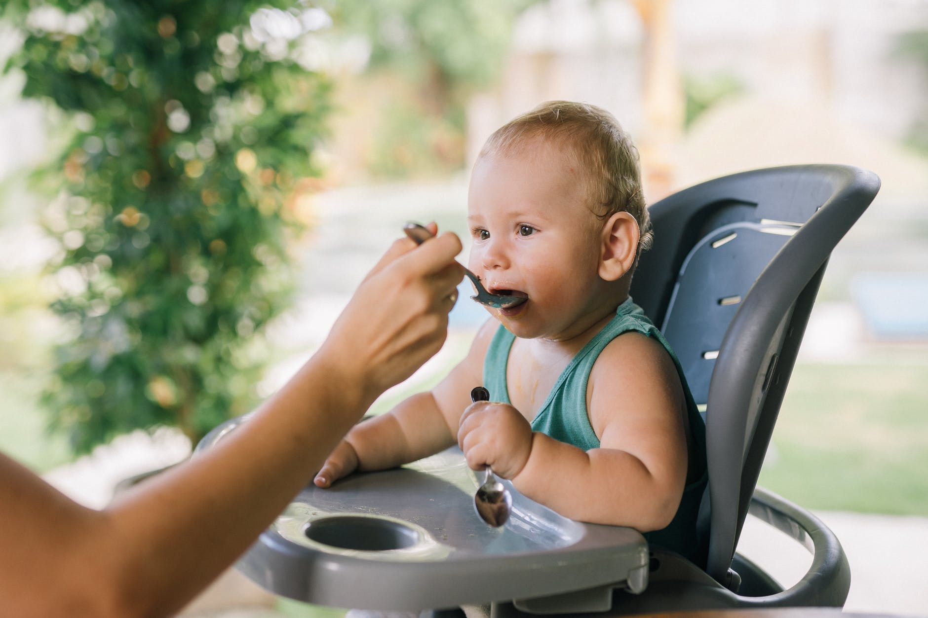 Tipos de alimentos que você deve manter longe do seu bebê durante os primeiros meses de vida.